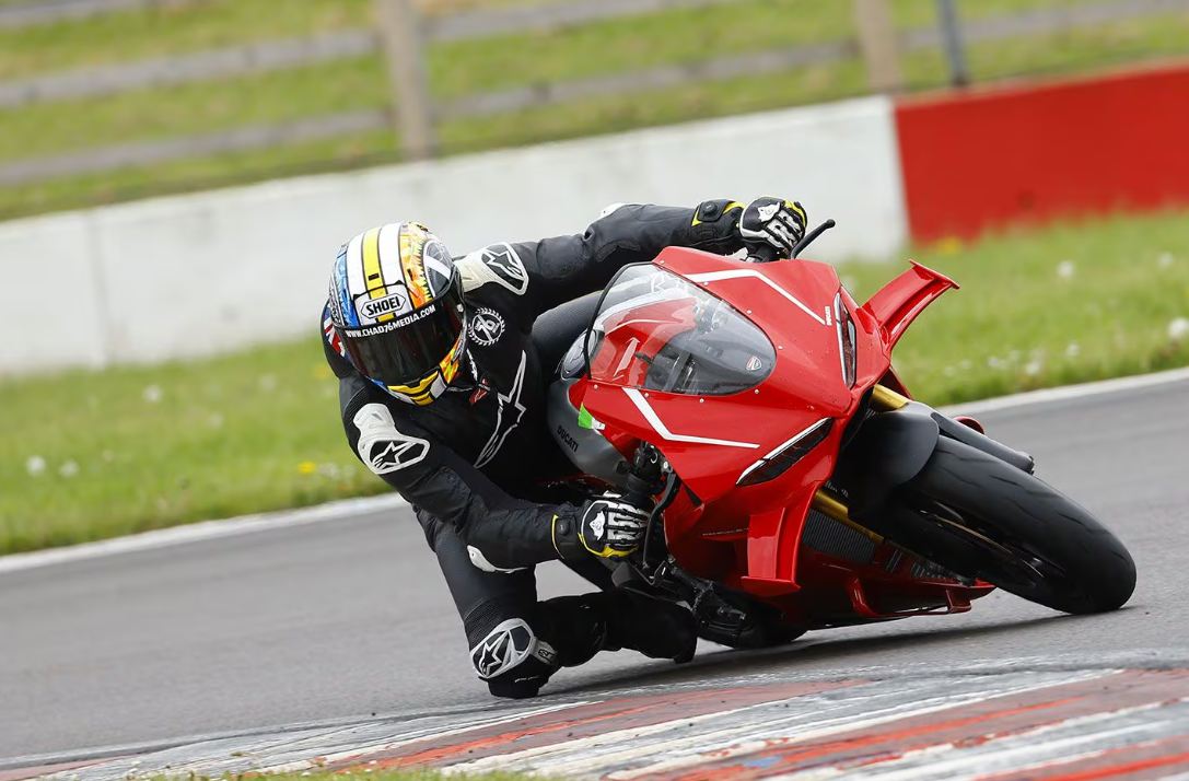 Ducati Panigale V4 R 2026: 218 kuaj fuqi në rrugë dhe deri në 239 në pistë