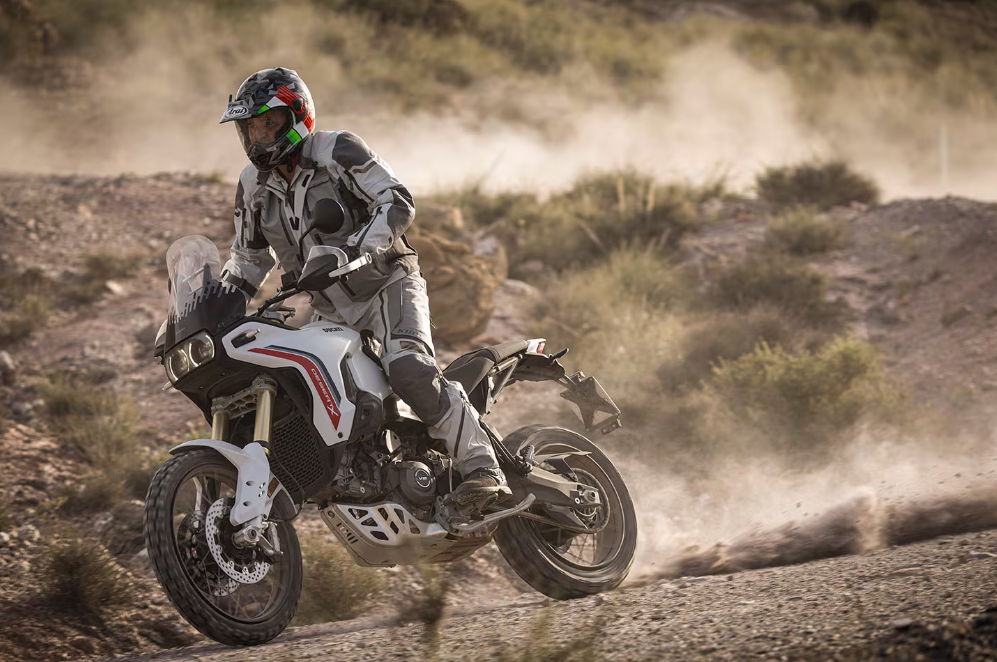 Ducati DesertX 2026 ndryshon rrënjësisht: motor i ri V2 dhe elektronikë e avancuar