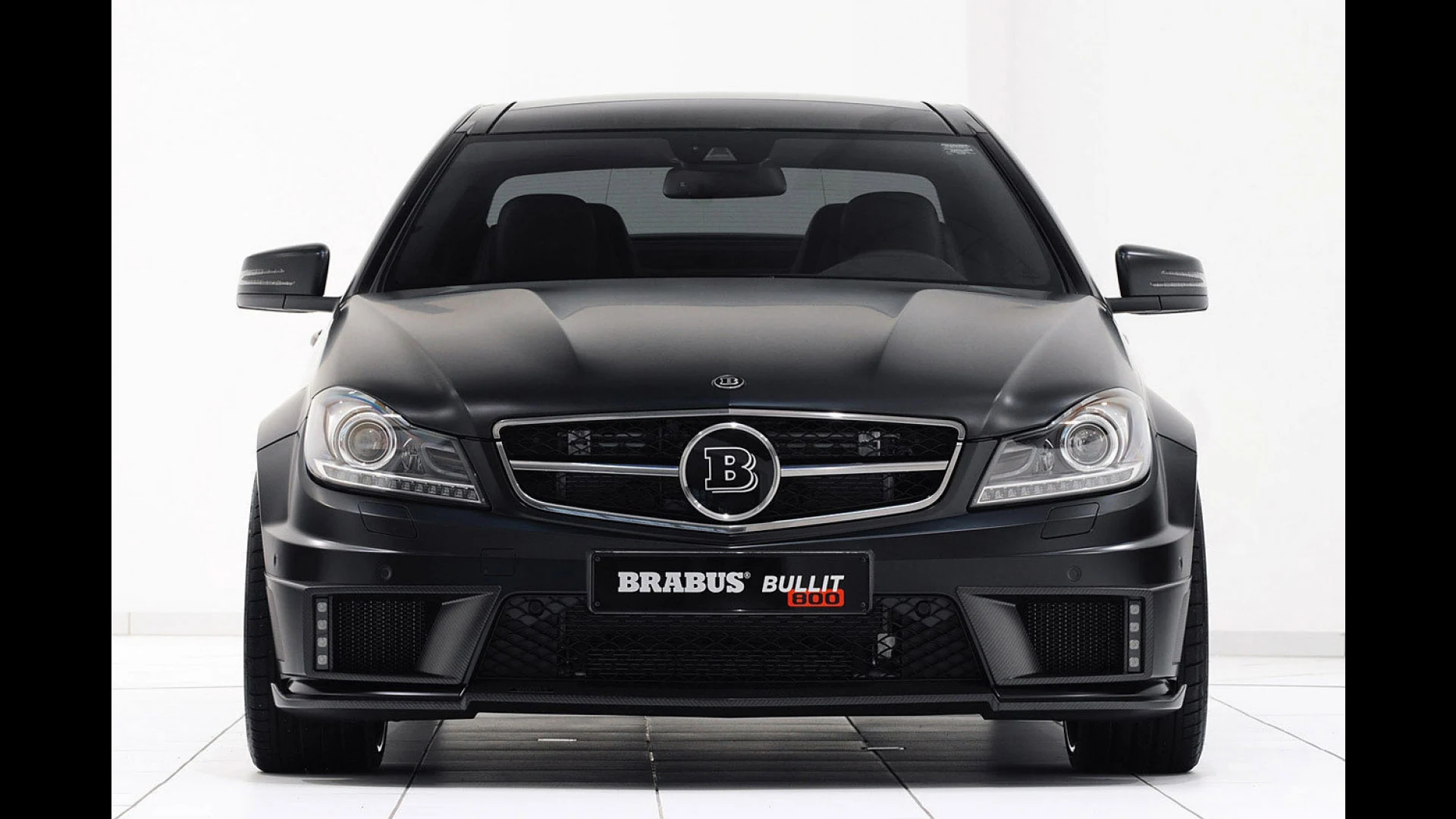 BRABUS Bullit Coupe 800 i fotografuar nga një kënd tjetër i jashtëm
