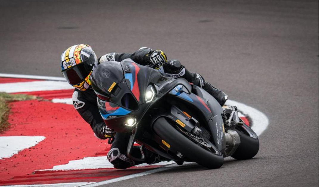 BMW M 1000 RR: 218 kuaj fuqi dhe stabilitet mbresëlënës në pistën e Cremona-s