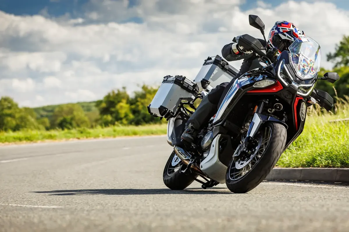Moto Morini X-Cape 1200 duke marrë një kthesë në rrugë të hapur