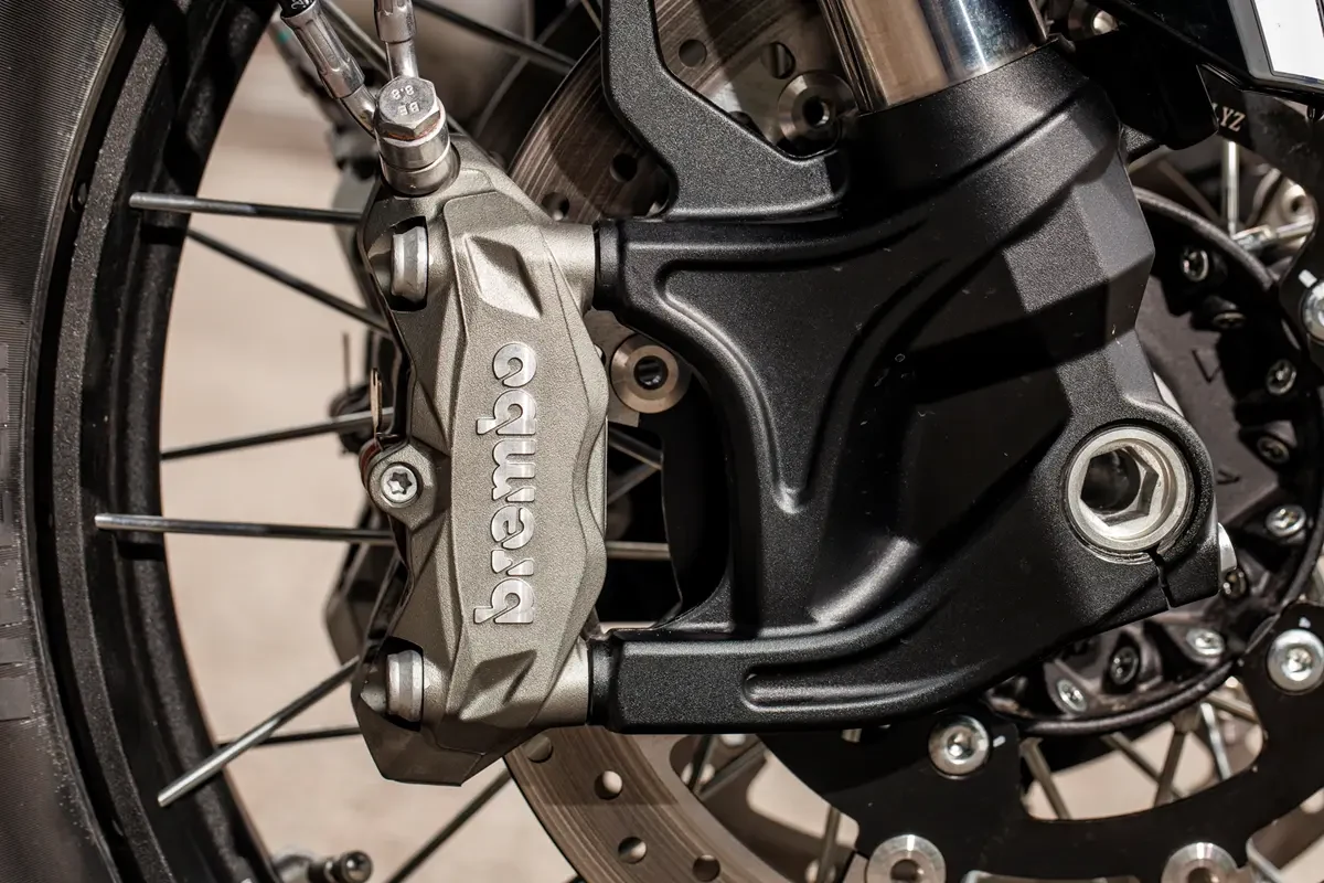 Sistemi i frenimit Brembo në rrotën e përparme të X-Cape 1200