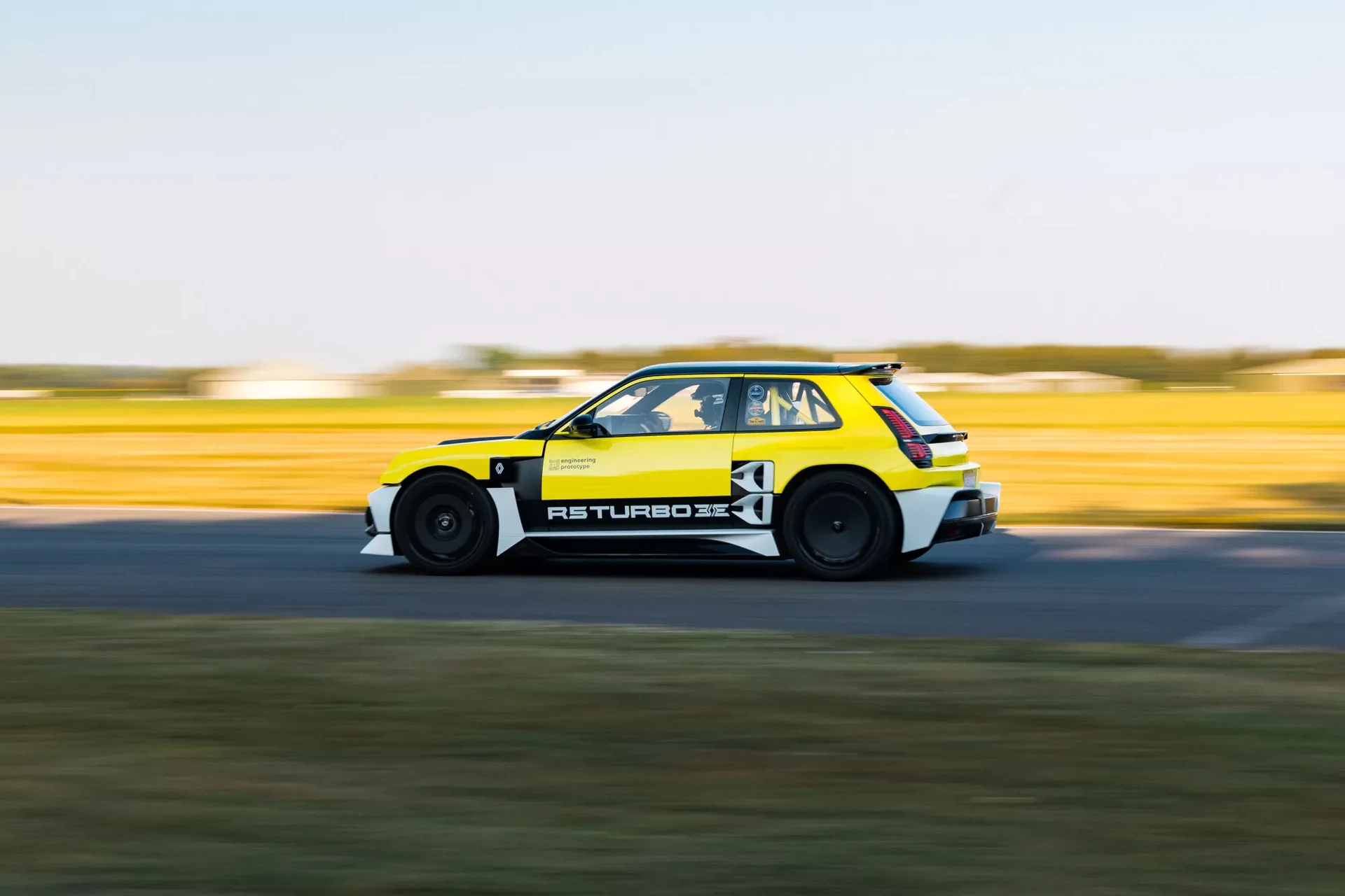 Renault 5 Turbo 3E në lëvizje gjatë demonstrimit dinamik në Goodwood